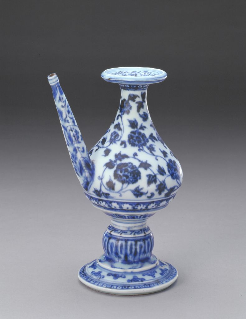 图片[1]-Blue and white intertwined branches and peony pattern military bearer-China Archive